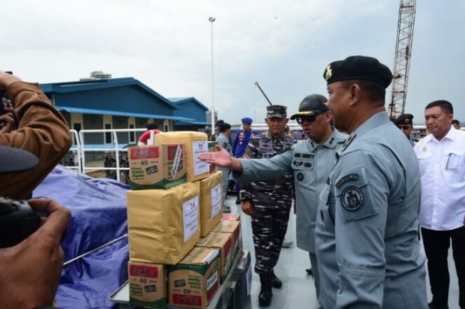 
					Deputi Operasi dan Latihan Bakamla RI Laksda Bakamla Eko Wahjono saat melepas keberangkatan KN. Pulau Nipah-321. (Foto : Humas Bakamla RI)

