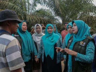 Ketua Bidang IV Kesehatan Keluarga dan Lingkungan TP PKK Pusat Safriati Safrizal saat berdialog dengan salah satu korba bencana alam di Aceh Timur. (Foto: Puspen Kemendagri)