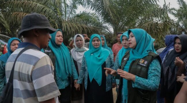 Ketua Bidang IV Kesehatan Keluarga dan Lingkungan TP PKK Pusat Safriati Safrizal saat berdialog dengan salah satu korba bencana alam di Aceh Timur. (Foto: Puspen Kemendagri)