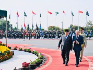 Presiden Prabowo Subianto saat disambut langsung oleh PM Shehbaz Sharif saat berkunjung ke Pakistan. (Foto : BPMI)