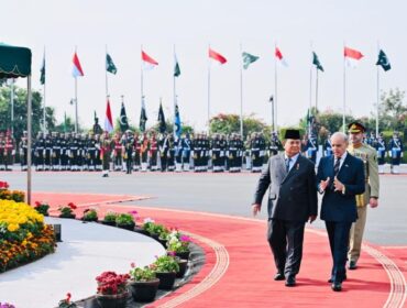 Presiden Prabowo Subianto saat disambut langsung oleh PM Shehbaz Sharif saat berkunjung ke Pakistan. (Foto : BPMI)