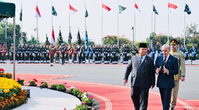 Presiden Prabowo Subianto saat disambut langsung oleh PM Shehbaz Sharif saat berkunjung ke Pakistan. (Foto : BPMI)