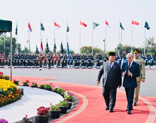 
					Presiden Prabowo Subianto saat disambut langsung oleh PM Shehbaz Sharif saat berkunjung ke Pakistan. (Foto : BPMI)
