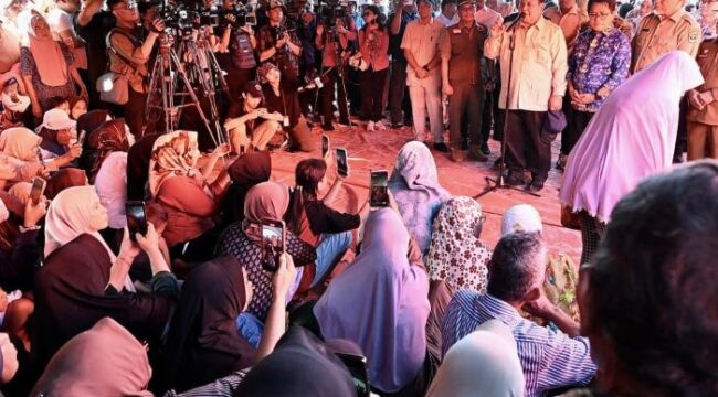 Presidem Prabowo Subianto saat berdialog dengan para pengungsi korban banjir di Padang Pariaman. (Foto BPMI)