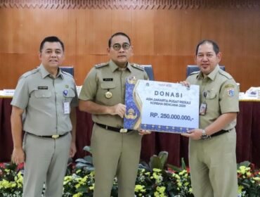 Wali Kota Jakarta Pusat Drs. Arifin M.AP saat menyerahkan hasil penggalangan dana para ASN untuk korban bencana alam di Pulau Sumatera. (Foto : Kominfotik Jakpus)