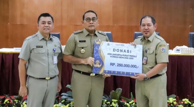 Wali Kota Jakarta Pusat Drs. Arifin M.AP saat menyerahkan hasil penggalangan dana para ASN untuk korban bencana alam di Pulau Sumatera. (Foto : Kominfotik Jakpus)