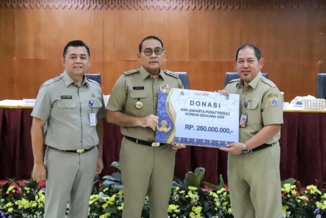 
					Wali Kota Jakarta Pusat Drs. Arifin M.AP saat menyerahkan hasil penggalangan dana para ASN untuk korban bencana alam di Pulau Sumatera. (Foto : Kominfotik Jakpus)