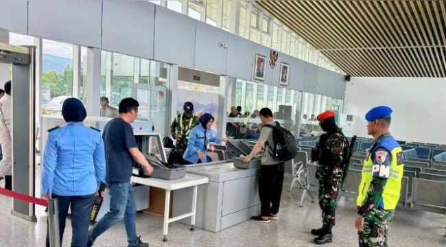 Satgas Terpadu Bandara  Weda Bay, Maluku Utara saat melakukan permeriksaan. (Foto : Puspen TNI)