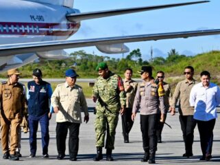 Menteri Sosial Saifullah Yussuf (dua dari kiri) saat mendampingi Presiden Prabowo Subianto ke Lokasi bencan banjir. (Foto:; Humas Kemensos)