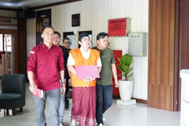 Tersangka kasus TPPU Gus yazid saat digiring petugas Kejagung dan Kejati Jateng. (Foto: Ist)