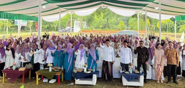 Para peserta pelatihan bertajuk “Digitalisasi Dakwah: Menguasai Platform Online untuk Syiar Islam” saat foto bersama. dengan jajaran pengurus DPP Perempuan Bangsa). (Foto : Ist)