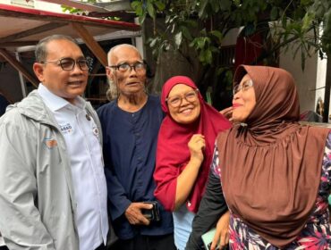 Wali Kota Jakarta Pusat Drs. Arifin M.AP. saat foto bersama artis senior Diding Boneng. (Foto : IG Arifin)