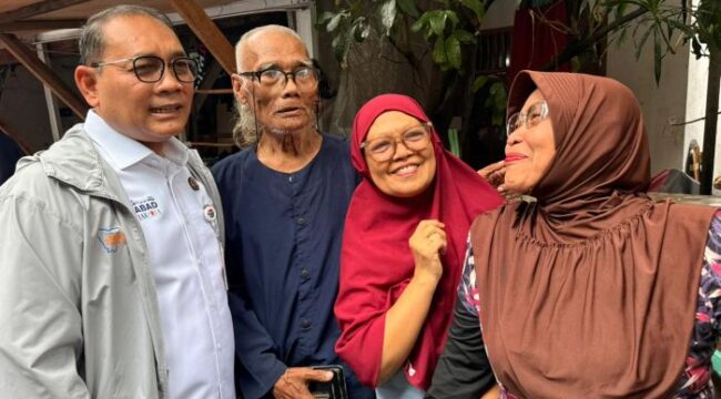 Wali Kota Jakarta Pusat Drs. Arifin M.AP. saat foto bersama artis senior Diding Boneng. (Foto : IG Arifin)