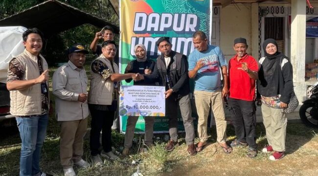 Perwakilan PT Jasa Raharja Putera foto bersama  dengan korban bencana usai memberikan santuan dan Bahan Pokok. (Foto : Ist)