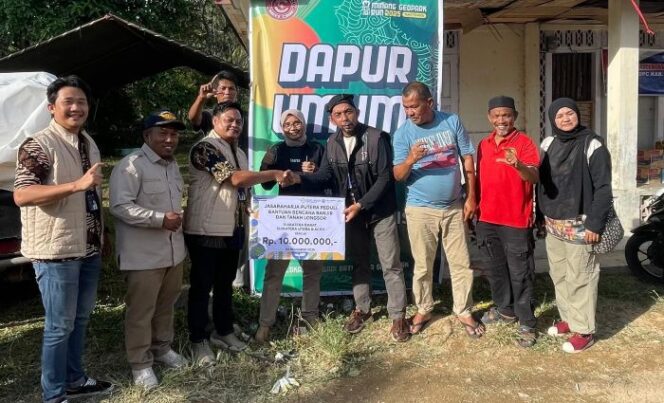 
					Perwakilan PT Jasa Raharja Putera foto bersama  dengan korban bencana usai memberikan santuan dan Bahan Pokok. (Foto : Ist)