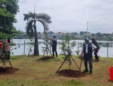 Jajaran pengurus dan anggota saat menanam Pohon Damar. (Foto: Ist)