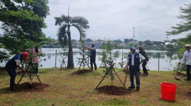Jajaran pengurus dan anggota saat menanam Pohon Damar. (Foto: Ist)