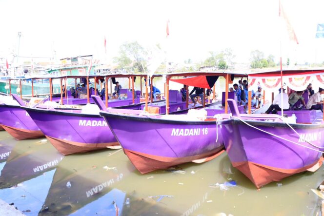 
					Bupati Maesyal Serahkan 9 Unit Kapal Tangkap Ikan ke Nelayan Kecamatan Kronjo
