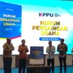 Ketua KPPU M. Fanshurullah Asa. bersama dengan Menteri Pendidikan Tinggi, Sains, dan Teknologi, Prof. Brian Yuliarto (tengah) saat meluncurkan Buku Teks Hukum Persaingan Usaha. (Foto : Sirhan/Jejaknarasi.id)