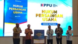 Ketua KPPU M. Fanshurullah Asa. bersama dengan Menteri Pendidikan Tinggi, Sains, dan Teknologi, Prof. Brian Yuliarto (tengah) saat meluncurkan Buku Teks Hukum Persaingan Usaha. (Foto : Sirhan/Jejaknarasi.id)