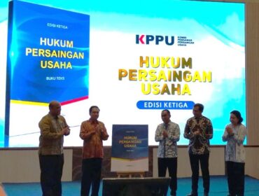Ketua KPPU M. Fanshurullah Asa. bersama dengan Menteri Pendidikan Tinggi, Sains, dan Teknologi, Prof. Brian Yuliarto (tengah) saat meluncurkan Buku Teks Hukum Persaingan Usaha. (Foto : Sirhan/Jejaknarasi.id)