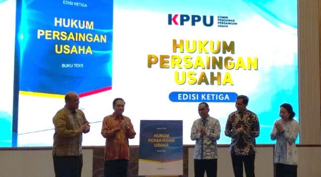 Ketua KPPU M. Fanshurullah Asa. bersama dengan Menteri Pendidikan Tinggi, Sains, dan Teknologi, Prof. Brian Yuliarto (tengah) saat meluncurkan Buku Teks Hukum Persaingan Usaha. (Foto : Sirhan/Jejaknarasi.id)