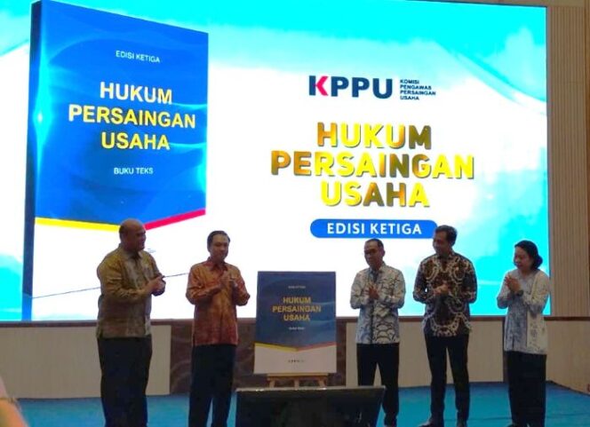 
					Ketua KPPU M. Fanshurullah Asa. bersama dengan Menteri Pendidikan Tinggi, Sains, dan Teknologi, Prof. Brian Yuliarto (tengah) saat meluncurkan Buku Teks Hukum Persaingan Usaha. (Foto : Sirhan/Jejaknarasi.id)