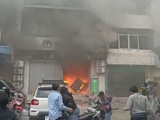 Deti-detik terbakarnya Gedung PT Terra Drone di Sempaka Baru Kemayoran yang menewaskan 20 orang. ( Foto : Tangkapan Layar Video yang beredar di WAG)