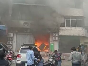 Deti-detik terbakarnya Gedung PT Terra Drone di Sempaka Baru Kemayoran yang menewaskan 20 orang. ( Foto : Tangkapan Layar Video yang beredar di WAG)