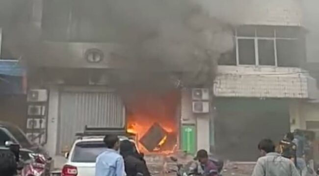 Deti-detik terbakarnya Gedung PT Terra Drone di Sempaka Baru Kemayoran yang menewaskan 20 orang. ( Foto : Tangkapan Layar Video yang beredar di WAG)