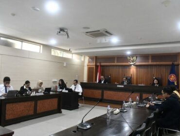 Ketua Sidang Majelis Komisi  Mohammad Reza bersama dua anggota, Hilman Pujana dan Eugenia Mardanugraha saat memimpin Sidang . (Foto: KPPU)