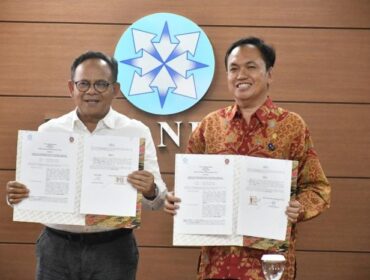 Ketua KPPU, M. Fanshurullah Asa dan Ketua Dewan Pers, Prof. Dr. Komaruddin Hidayat. saat memperlihatkan nota kesepahaman usai penandatanganan MoU. (Foto: KPPU)