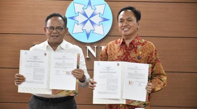 Ketua KPPU, M. Fanshurullah Asa dan Ketua Dewan Pers, Prof. Dr. Komaruddin Hidayat. saat memperlihatkan nota kesepahaman usai penandatanganan MoU. (Foto: KPPU)