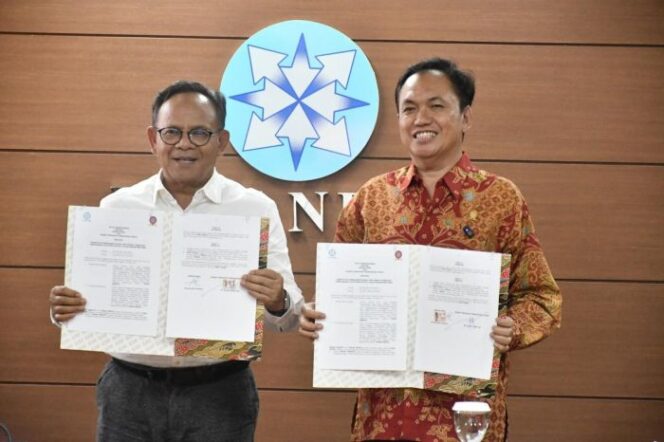 
					Ketua KPPU, M. Fanshurullah Asa dan Ketua Dewan Pers, Prof. Dr. Komaruddin Hidayat. saat memperlihatkan nota kesepahaman usai penandatanganan MoU. (Foto: KPPU)