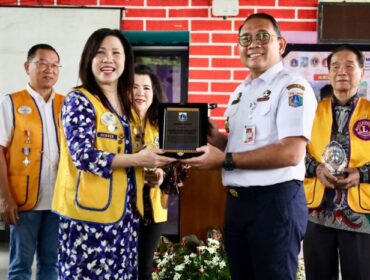 Wali Kota Jakarta Pusat Arifin saat memberikan plakat kepada salah satu Perwakilan Lions Club.. (Foto : Kominfotik Jakpus)