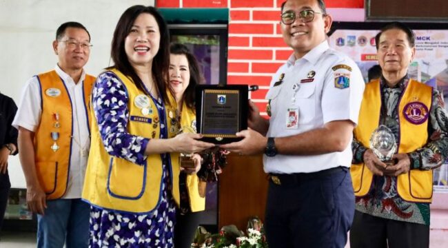 Wali Kota Jakarta Pusat Arifin saat memberikan plakat kepada salah satu Perwakilan Lions Club.. (Foto : Kominfotik Jakpus)