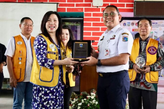 
					Wali Kota Jakarta Pusat Arifin saat memberikan plakat kepada salah satu Perwakilan Lions Club.. (Foto : Kominfotik Jakpus)