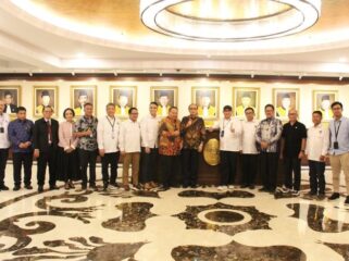Para Pengurus PWI Pusat saat foto bersama ketua Mahkamah Agung Prof. Dr. H. Sunarto, S.H., M.H.,dan jajaranya usai mengadakan pertermuan. (Foro: Humas PWI Pusat)