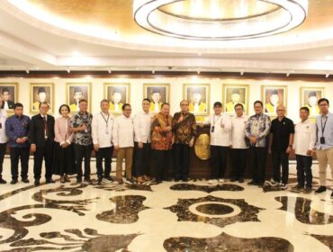 Para Pengurus PWI Pusat saat foto bersama ketua Mahkamah Agung Prof. Dr. H. Sunarto, S.H., M.H.,dan jajaranya usai mengadakan pertermuan. (Foro: Humas PWI Pusat)