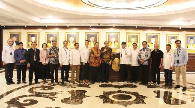 Para Pengurus PWI Pusat saat foto bersama ketua Mahkamah Agung Prof. Dr. H. Sunarto, S.H., M.H.,dan jajaranya usai mengadakan pertermuan. (Foro: Humas PWI Pusat)
