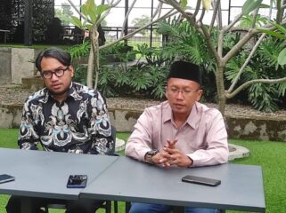 Direktur Program Pesantren Ekologi Al Mizan Wanajaya, H. Asep Zaenal Aripin. saat memberikan keterangan kepada awak media. (Foto : Ist(