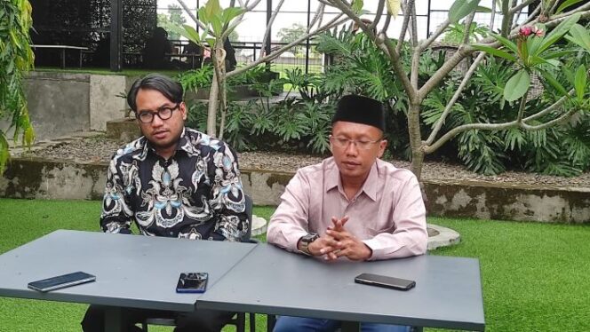 
					Direktur Program Pesantren Ekologi Al Mizan Wanajaya, H. Asep Zaenal Aripin. saat memberikan keterangan kepada awak media. (Foto : Ist(