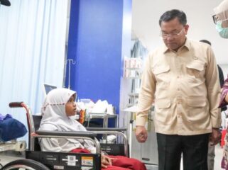 Wakil Kepala BGN Bidang Operasional Pemenuhan Gizi, Sony Sanjaya saat mengunjungi salah satu siswa yang menjadi korban mobil MBG di Rumah Sakit. (Foto : Humas BGN)