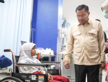 Wakil Kepala BGN Bidang Operasional Pemenuhan Gizi, Sony Sanjaya saat mengunjungi salah satu siswa yang menjadi korban mobil MBG di Rumah Sakit. (Foto : Humas BGN)