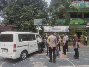Petugas kepolisian saat melakukan TKP usai insiden mobil operasional MBG menabrak siswa SDN Kalibaru 01 Pagi Cilincing Jakarta Utara. (Foto : Humas BGN)
