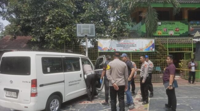 Petugas kepolisian saat melakukan TKP usai insiden mobil operasional MBG menabrak siswa SDN Kalibaru 01 Pagi Cilincing Jakarta Utara. (Foto : Humas BGN)