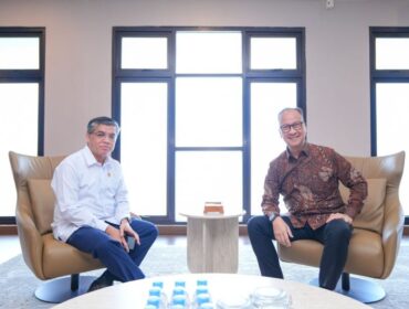 Menteri Ketenagakerjaan Yassierli saat bertemu dengan Menteri Perindustrian Agus Gumiwang Kartasasmita. (Foto : Humas Kemnaker)