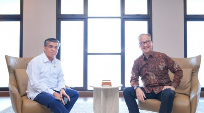 Menteri Ketenagakerjaan Yassierli saat bertemu dengan Menteri Perindustrian Agus Gumiwang Kartasasmita. (Foto : Humas Kemnaker)