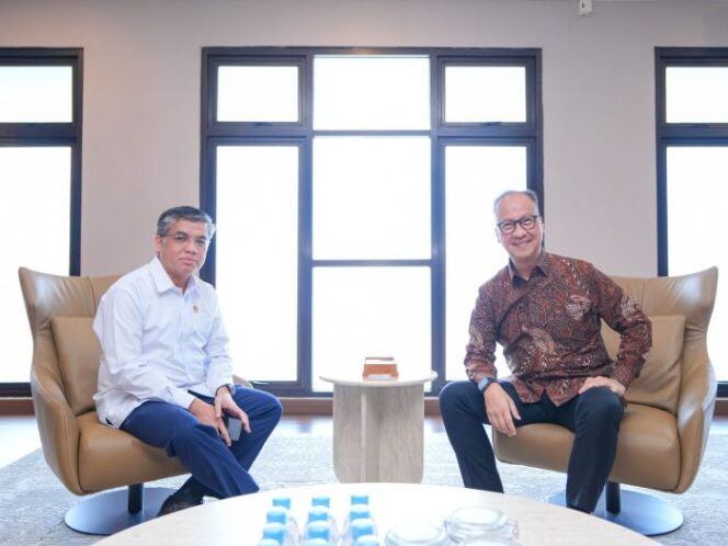 
					Menteri Ketenagakerjaan Yassierli saat bertemu dengan Menteri Perindustrian Agus Gumiwang Kartasasmita. (Foto : Humas Kemnaker)