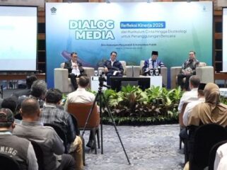 Menteri Agana Nasaruddin Umar (Tengah, Kopiah Hitam) saat hadir di acara dalam dialog media bertajuk Refleksi Kinerja 2025 di Jakarta, Selasa (23/12/2025). ( Foto: Kemenag)